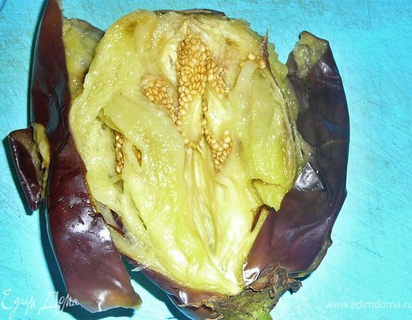 Очистить печеные баклажаны.Для этого раскройте баклажан и ложкой достать всю мякоть,аккуратно чтобы не попалась шкурка баклажана.