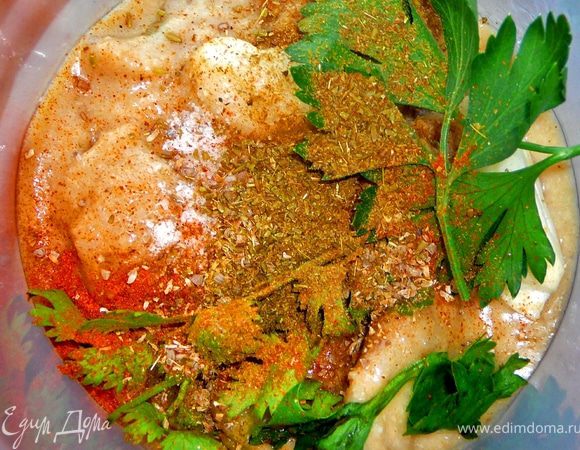 А второй вариант,самый простой.Сложить в блендер мякоть запеченых баклажан,добавить чеснок,специи,кинзу,масло,тхание начать взбивать постепенно добавляя воду и доводя соус до нужной консистенции.