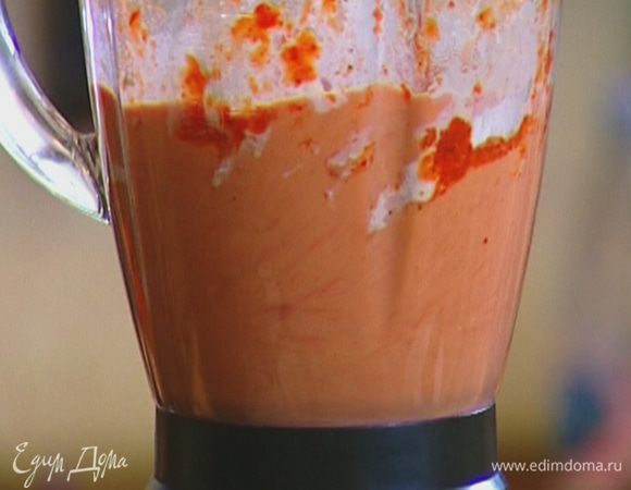 Добавить яйца, муку, молоко, посолить, поперчить и взбить еще раз.