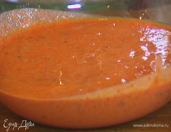 Оливки раздавить плоской стороной ножа и, вынув косточки, нарезать, затем добавить к перцу и взбивать еще несколько секунд.