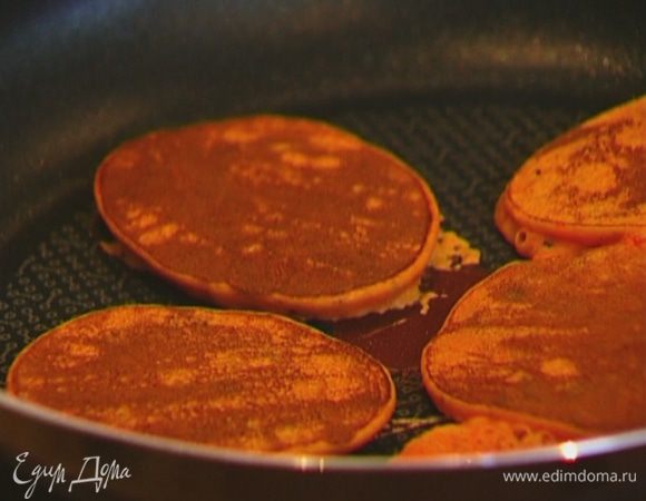 Разогреть в сковороде оливковое масло и испечь блинчики любого размера.