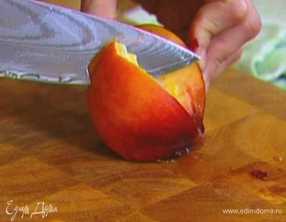 Из нектарина, персика и сливы удалить косточки.