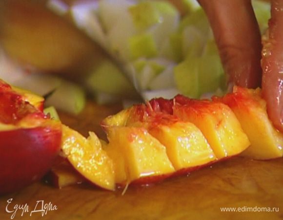 Нарезать фрукты дольками.