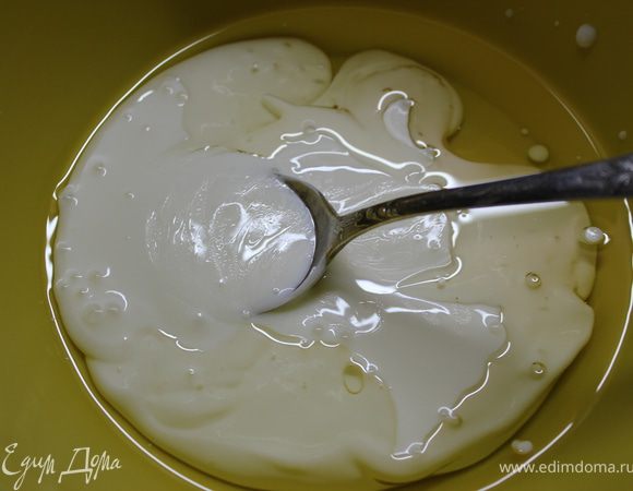 Растительное масло перемешать с кефиром.