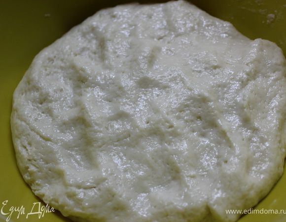 Получим такое вот тесто. Его отставим в сторону, немного постоять, пока будем яблочками заниматься.
