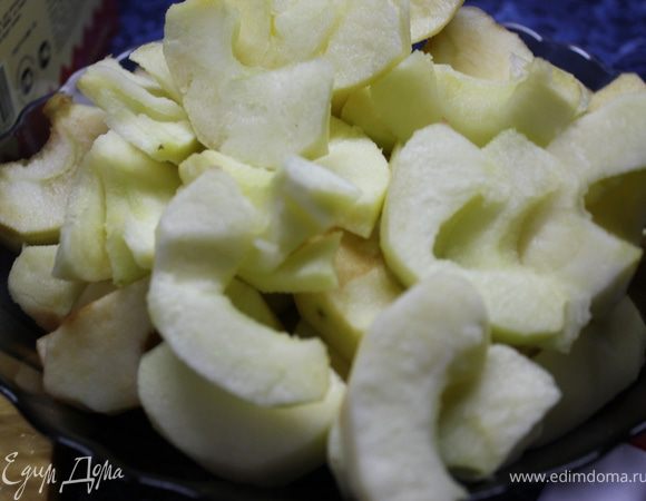 Яблочки помыть, почистить, удалить сердцевину и порезать полукружками.