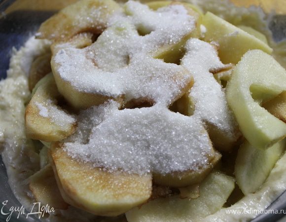 Уложить во внутрь теста наши яблочки и присыпать их 1-2 ст.л. сахара или сахарной пудры (по желанию)