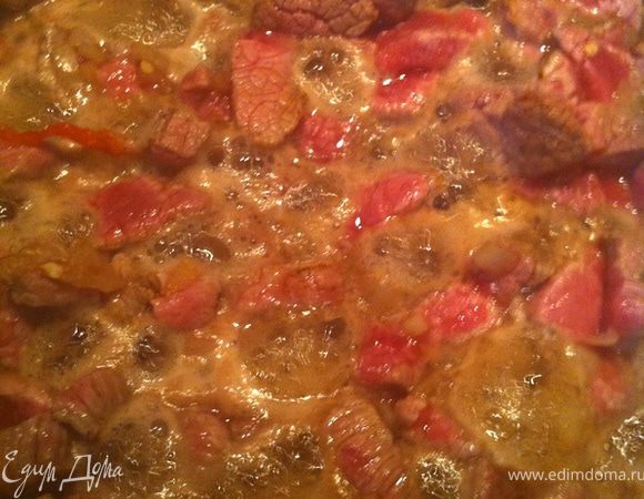 Режем лук, чеснок, перчик кружочками, имбирь соломкой и мясо квадратиками. Обжариваем лук и чеснок 5 минут. Затем добавляем перчик, имбирь и мясо, добавляем немного воды, солим. Тушим минут 15.