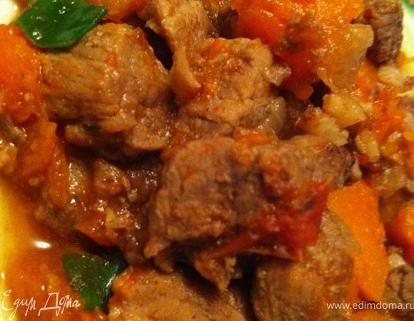 затем добавляем нарезанные томаты и тыкву, добавляем еще воды и тушим еще минут 15. Перед подачей можно посыпать зеленым лучком. 