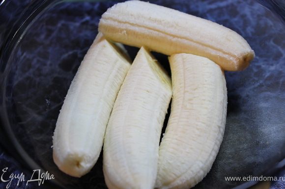 Очистить бананы и уложить в форму для запекания.
