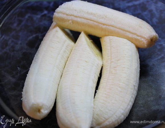 Очистить бананы и уложить в форму для запекания.