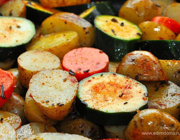 Подготовим овощи к запеканию. Предварительно разогреем духовку до 200гр. Овощи хорошо промоем и нарежем кружками, толщиной 15мм. В противень для запекания насыпать морской соли 2 ст. ложки, выложить овощи, посыпать измельченным розмарином, тимьяном и сладкой паприкой. Теперь хорошенько полить оливковым маслом, перемешать и оставить на несколько минут. А пока займемся мясом.