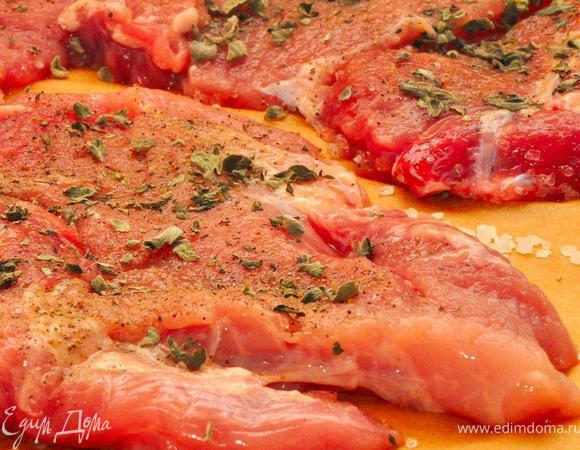 Подготовим мясо. Свиные эскалопы надо хорошенько отбить. Мне больше нравятся шницели средней толщины, поскольку так мясо получается сочнее. Теперь специи: морская соль, измельченный шалфей, черный перец и чили. Обвалять мясо со всех сторон и оставить отдыхать. Тем временем вернемся к нашим овощам.