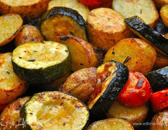 Запекаем овощи. В разогретую духовку отправляем противень с нашими овощами. Аромат специй не заставит себя долго ждать, буквально через несколько минут ваш дом наполнится благоуханием розмарина и тимьяна, вызывая острый приступ голода у ваших домочадцев. 25 минут будет достаточно для запекания (хотя духовки у всех разные и поэтому следите за процессом внимательно). За пару минут до готовности можно включить режим гриля для получения красивого золотистого оттенка.