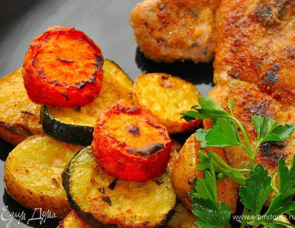 Жарим шницели и подаем к столу. Овощи уже готовы и нам осталось лишь пожарить наши превосходные шницели. На разогретую сковородку щедро добавляем оливковое масло, затем сливочное и обжариваем шницели с двух сторон примерно по 3 минуты с каждой стороны до образования аппетитной хрустящей корочки, будьте внимательны и не передержите мясо, свинина этого не любит. Теперь немедленно подаем наши шницели к столу вместе с печеными овощами, зеленью петрушки и долькой лимона. Ненужно никаких соусов, просто отрежьте кусочек мяса полейте лимоном и наслаждайтесь. Приятного аппетита!