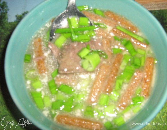 Итак, мы промыли наши язычки, залили их водой и оставили часа на 1,5-2 вариться, в конце варки добавляем по вкусу соль, черный перец горошком, лавровый лист. Языки по очереди вынимаем, обдаем холодной водой (я обычно кладу в мисочку на несколько минут) и очищаем от шкурки. Чтобы языки не засыхали, я храню их в этом бульоне и как правило после скорейшего поедания языков, беру его как основу для супчика...НО .....в этот раз мне безумно захотелось чего-то горяченького и жидкого, а суп еще варился....и тут ....я налила в плошку пару половников бульона, добавила туда лук порей, петрушку, укроп, в общем все, что оказалось из зелени на тот момент....сухарики, которые остались после сушки хлебушка....сметану.....и теперь я уверена, что этот бульон одно из самых лучших блюд для утоления голода и поднятия духа и бодрости. Конечно, в прикуску с языком, это еще вкуснее. Приятного аппетита, друзья!!!