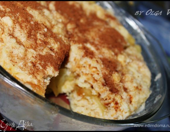 Когда наш пирог готов, посыпать его корицей, разделить на порции и вытащить из глубокой формы на тарелочку. Приятного аппетита!!!)