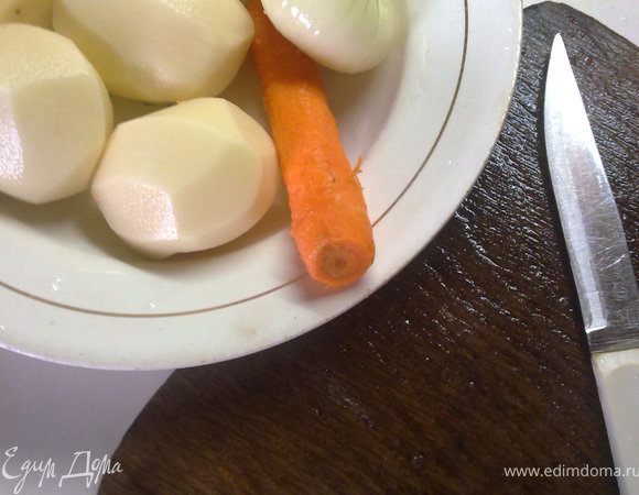 Картошку, лук и морковку почистить и помыть