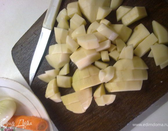 Картошку нарезать кубиками.