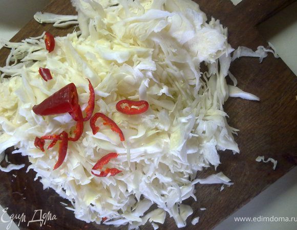 Нарезать капусту и кусочек острого перца.Когда все почти сварится бросить в кастрюлю и варить до полной готовности