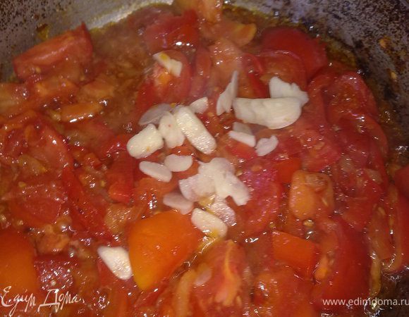 затем перец,помидоры и мелко нарезаный чеснок.Посолить,поперчить и дать немного сахара