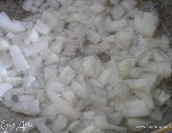 Постный соус Бешамель. Обжарить мелко нарезанный лук на растительном масле,