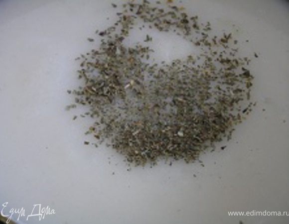 затем влить бульон, постепенно, все время помешивая, чтобы не было комочков, пока масса не станет однородной. Посолить, поперчить, добавить лавровые листы, базилик и томить на медленном огне еще минут 10.