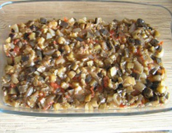 Форму для запекания смазать маслом, выложить первый слой листов лазаньи, затем половину начинки,