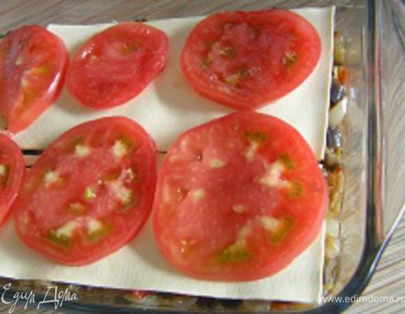 Сверху разложить нарезанные кружочками помидоры