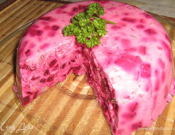 Сельдь очистить от кожи и костей, разобрать на филе. Порезать на маленькие кусочки. 
 Свеклу очистить, порезать на маленькие кубики. 
 Сельдь и свеклу смешать со сметаной и мелко нарезанным луком. Добавить сахар, белый перец, уксус, укроп и соль по вкусу. 
 Желатин замочить в холодной воде, дать набухнуть и растопить на маленьком огне, но не кипятить. 
 Влить в смесь сельди, свеклы и сметаны, размешать. 
 Добавить взбитые в крепкую пену сливки и опять хорошо размешать. 
 Выстелить какую-нибудь подходящую емкость пищевой пленкой и выложить туда мусс, верх разровнять. Дать застыть в холодильнике. 
 Когда мусс будет готов, накрыть тарелкой, перевернуть и освободить от емкости и пленки.Подавать с чёрным хлебом,нарезав на прционные куски.Приятного аппетита!