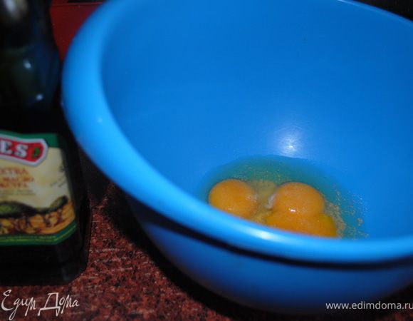 Соединить все ингридиенты и замесить тесто.