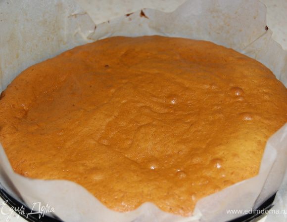 Добавить масло и соду. Затем яйца, сахар, соль, муку... Все хорошо размешать. Разделить на 2 части. Испечь поочередно коржи при 180°С около 15 минут. 