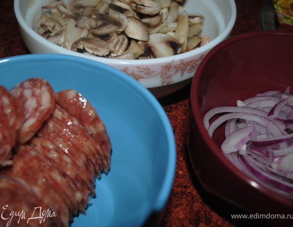 отдельно нарезать нначинку, это может быть и мясо, колбаса, сыр, лук, грибы, все что вы захотите