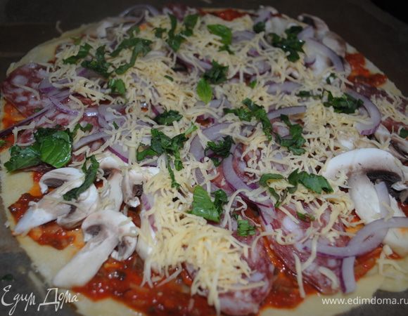 выкладываем колбасу ( сырокапченая) , грибы, сыр и притрушиваем все базиликом. И ставим в духовку на 15 минут, 180 градусо