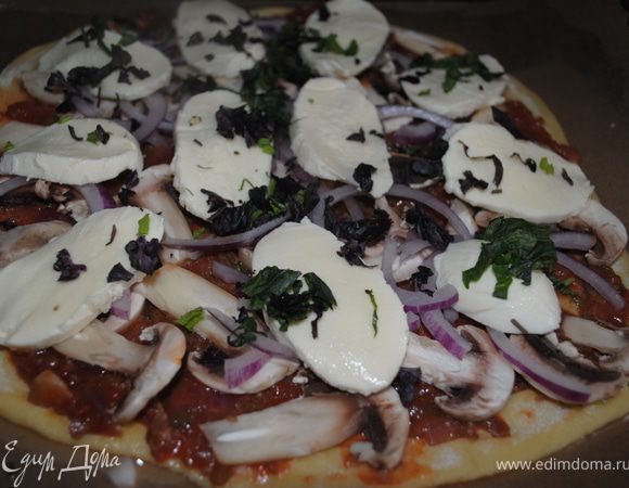 сверху базилик. И так со семи пиццами я проделывала. Вам не обизательно делать так много, а с начинками можна поиграть