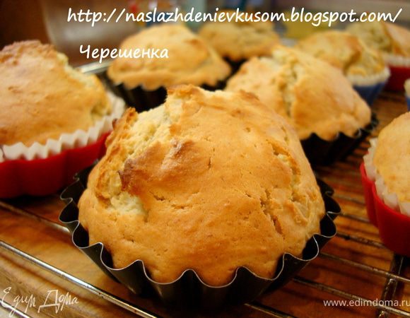 Маффины получились очень-очень пышными (я сама не ожидала;))), но сверху немного потрескались. Пусть вас это не смущает, на вкусе это ну никак не отразилось…