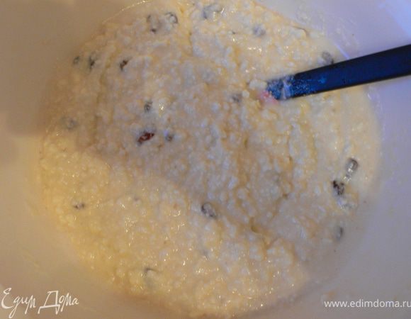 В творог добавить сметану, желтки ,3ст.л сахара,муку и изюм