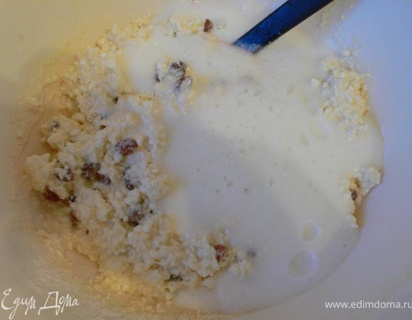 Взбить белки с оставшимся сахаром и ввести в творожную массу.