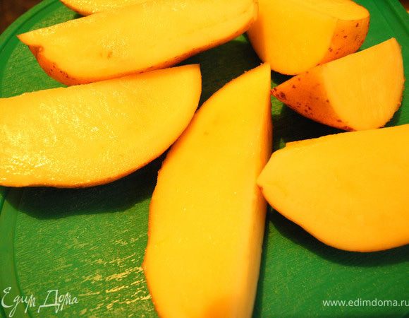 Разрежем картофель на дольки.