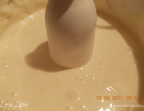 яйца, кефир, муку и соду перемешиваем (соду я всыпала в кефир)