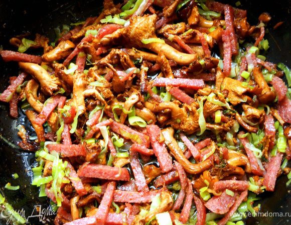 Лисички промыть, обсушить и обжарить на сухой сковороде, на сильном огне, около 5 минут. Слить лишнюю жидкость, добавить немного масла и обжаривать еще пару минут. Добавить измельченную салями, готовить, помешивая 2 минуты ***уже чувствуете этот безумный аромат?:)*** Присоединить порей, нарезанный тонкими колечками и готовить на медленном огне буквально минуту, чтобы немного размягчился. 