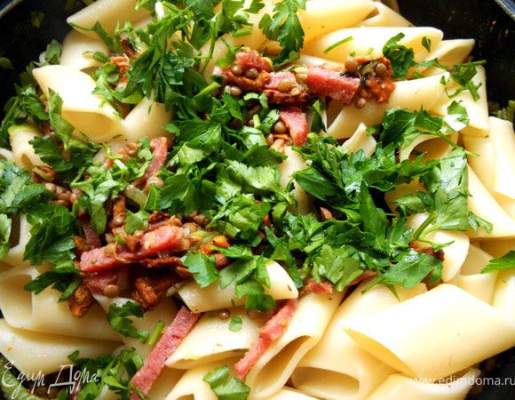 Отварить пасту до состояния al-dente, воду слить, несколко ложек сохранить. Переложить в сковороду, добавить воду из-под пасты, петрушку. Недурственно плеснуть пару ложек хорошего (лучше нерафинированного) оливкового масла. Перемешать и оставить дойти, на пару минут. 