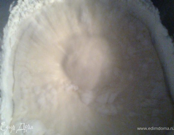 Половину муки в хлебопечке смешать с сухим молоком,влить разведённые в тёплой воде дрожжи с сахаром,солью и маслом.Подсыпать остальную муку по частям при включенной программе.