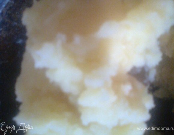 Добавить пюре и приправки.