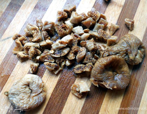 Инжир при необходимости промыть, обсушить, нарезать.***можно замочить минут на 15 в алкоголе, затем отжать***.