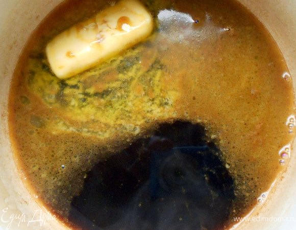 Вскипятить воду, добавить кофе, сливочное масло и размешать. 