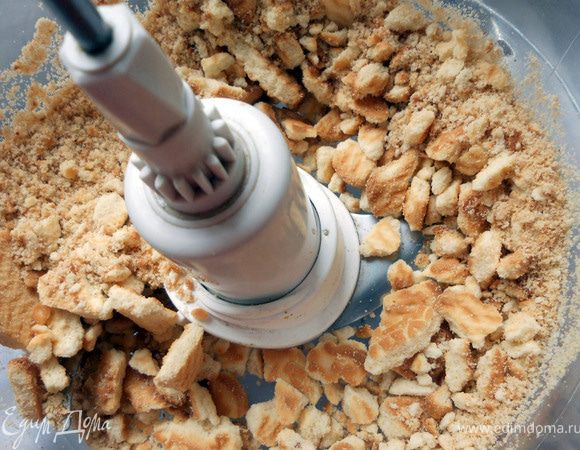 Печенье измельчить не очень мелко – должна чувствоваться текстура.