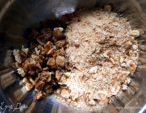 Соединить печенье, орехи и инжир с шоколадно-кофейной массой, размешать. ***На этом этапе можно плеснуть 1-2 ложку рома - проверено, не помешает!***