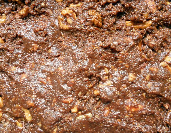 Противень/форму для запекания (примерно 15х20 см) застелить бумагой для выпечки, разровнять на ней шоколадную массу ножом/лопаткой. Убрать в холодильник до застывания, примерно на час-полтора. После чего нарезать кубиками, присыпать какао-порошком и сахарной пудрой. Хранить в холодильнике.