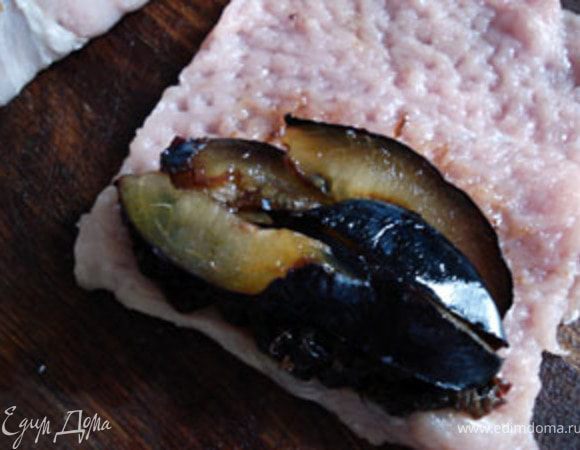 Свинину разрезать на порционные куски и отбить.Сливу отделить от косточек и порезать на брусочки. Завернуть их в свинину.Закрепить зубочистками.